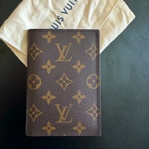 Louis Vuitton Passport Cover Monogram, in Pristine condition